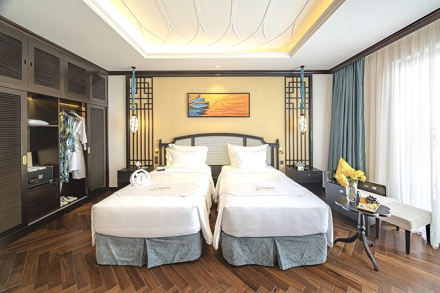 Phòng ngủ được bài trí lãng mạn, kết hợp giữa truyền thống và hiện đại